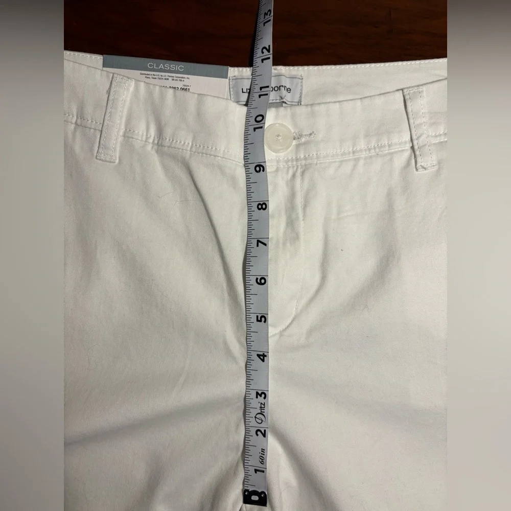 Liz Claiborne Women's white classic straight crop pants size 10 NWT - Picture 6 of 7